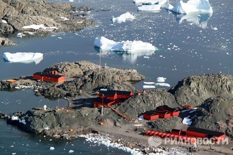 Дизель-электроход Василий Головнин вышел в Антарктиду