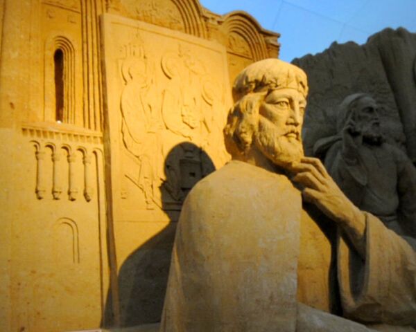 Выставка фигур из песка проходит у Храма Христа Спасителя в Москве 
