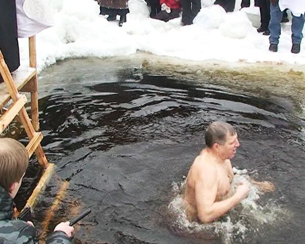 Петербуржцы окунаются в купель в праздник Крещения Господня 