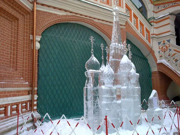 Выставка ледяных фигур перед Храмом Василия Блаженного 