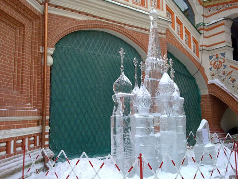 Выставка ледяных фигур перед Храмом Василия Блаженного 