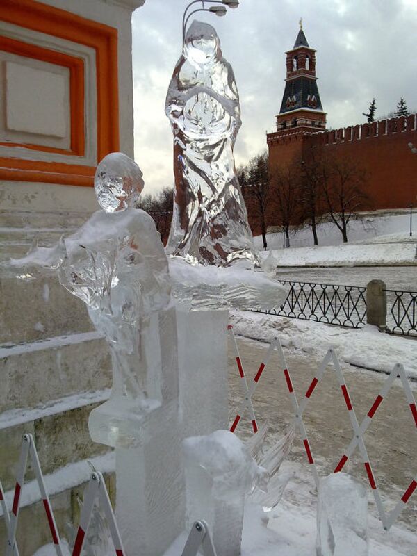 Выставка ледяных фигур перед Храмом Василия Блаженного 