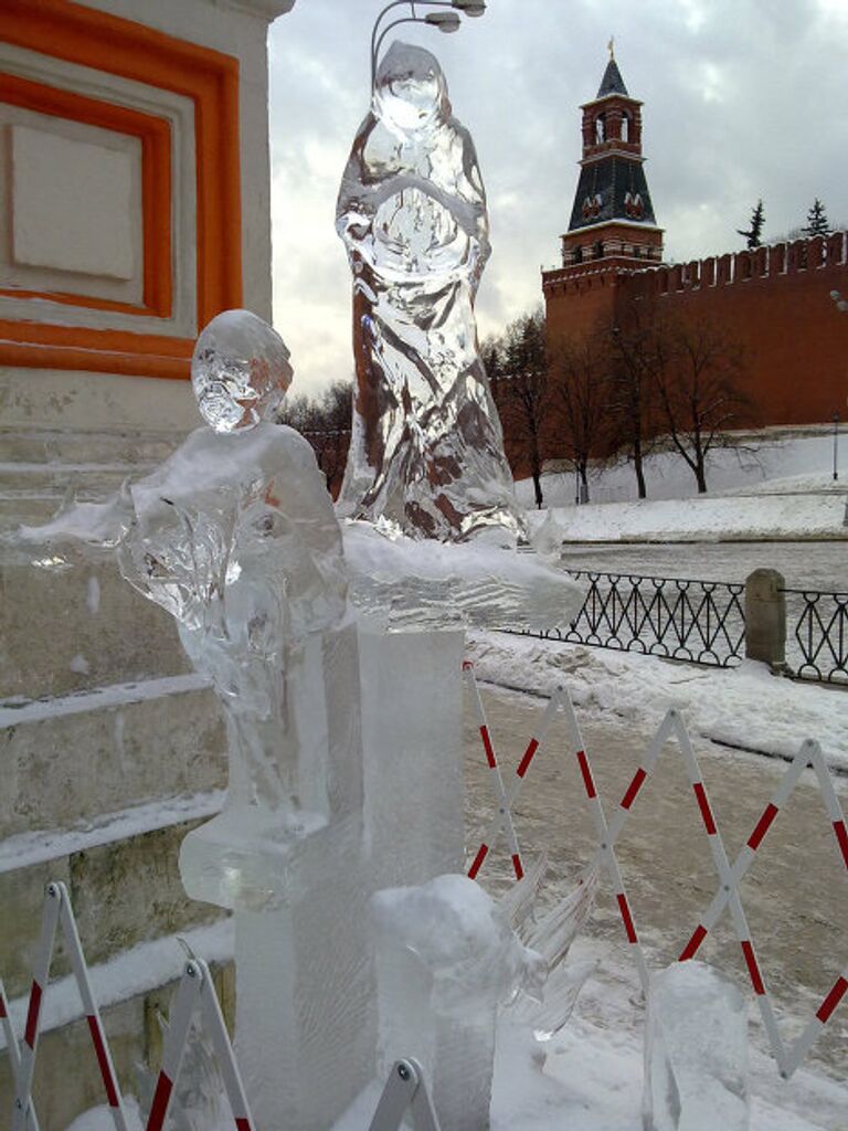 Выставка ледяных фигур перед Храмом Василия Блаженного 