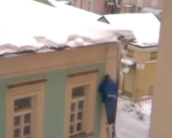 Московские дворники лопатами борются с сосульками 