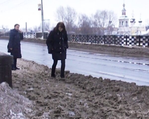 Жители Вологды утопают в снегу из-за плохой уборки улиц 