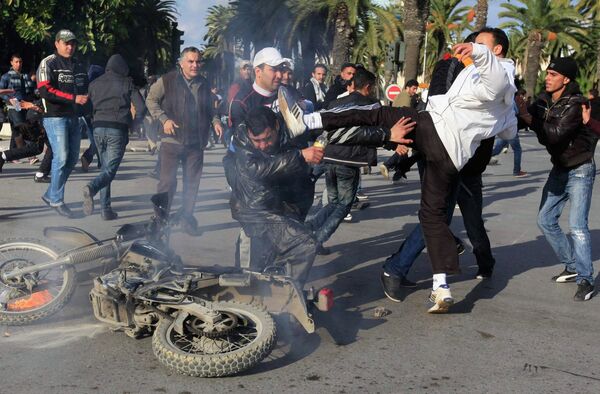 Массовые беспорядки в Тунисе 