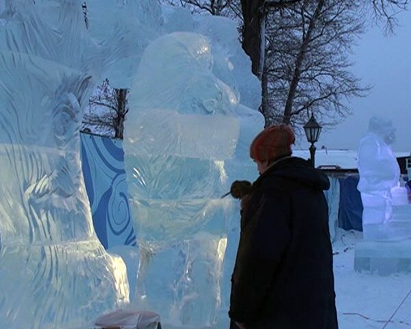 Шрека и Анну Иоанновну вырезали изо льда в Петербурге