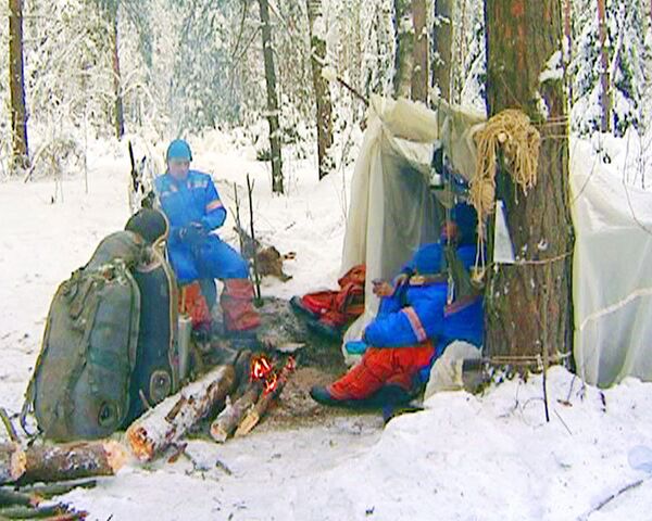 Космонавты учатся строить вигвамы и сигнальные костры в зимнем лесу 