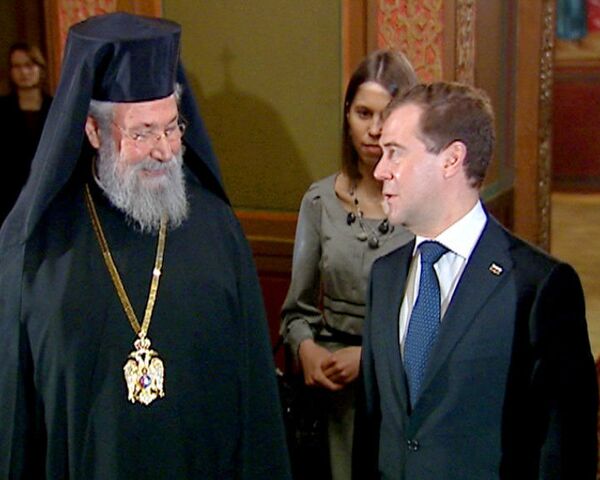 Медведев поздравил предстоятеля Кипрской православной церкви с наградой