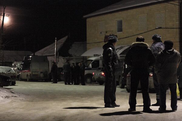Сотрудники правоохранительных органов работают на месте происшествия у здания гаража в Ставрополе, в котором были обнаружены тела семи человек.