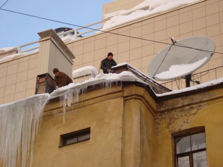 Как борются с сосульками в Петербурге 