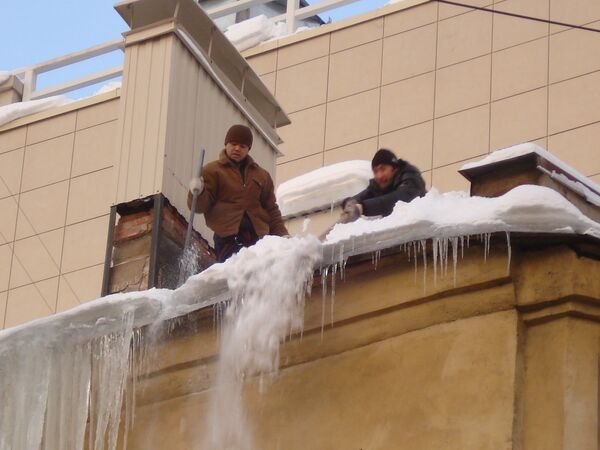 Рабочий, чистивший снег, сорвался при спуске с крыши в Петербурге