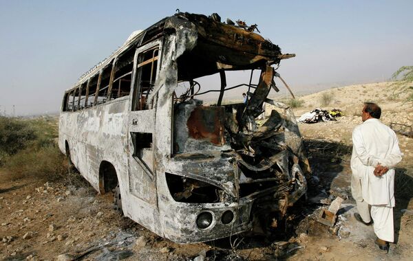В Пакистане автобус столкнулся с бензовозом