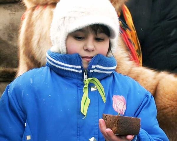 Дети Петербурга попробовали блокадный хлеб по рецепту 1942 года 