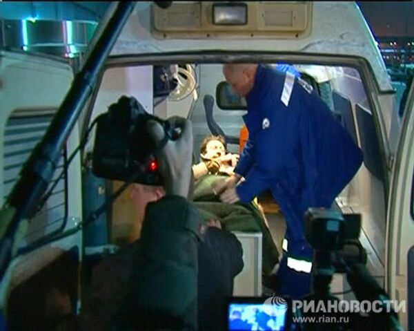 Эвакуация пострадавшего во время взрыва в аэропорту Доможедово