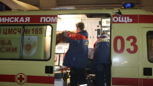 Работники скорой помощи у больницы  №83, куда должны быть доставлены пострадавшие в теракте в Домодедово