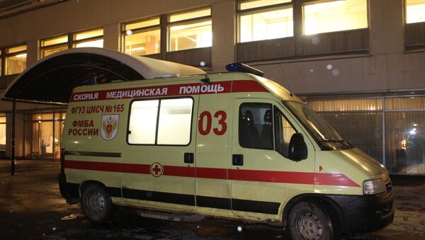 Работники скорой помощи у больницы №83, куда доставлены пострадавшие в теракте в Домодедово