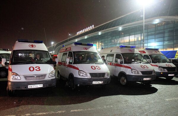 Автомобили скорой помощи у больницы в аэропорту Домодедово
