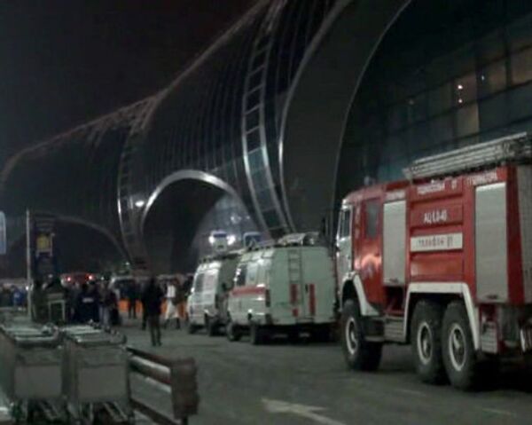 Кареты скорой помощи, спасатели и пожарные у выхода из Домодедово