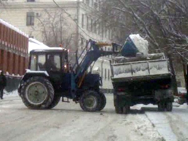 Борьба с последствиями снегопада в центре Москвы