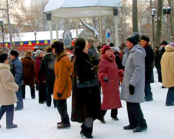 В московском парке Сокольники провели дискотеку для пенсионеров
