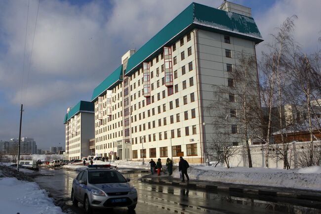 Опознание тел погибших в результате взрыва в аэропорту Домодедово в судебно-медицинском морге в Котляках