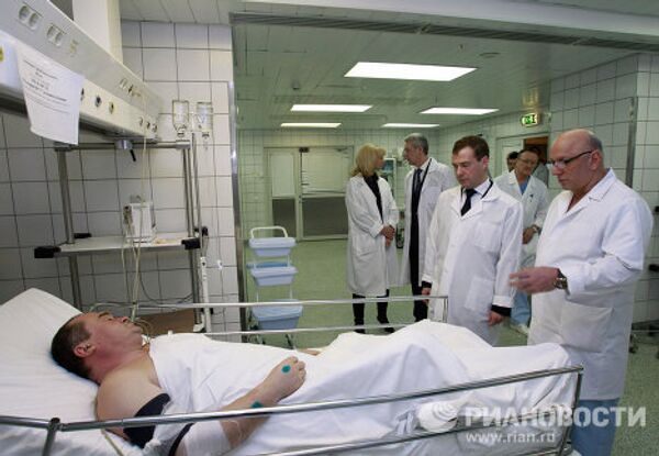 Дмитрий Медведев навестил в институте Склифосовского пострадавших при теракте в Домодедово