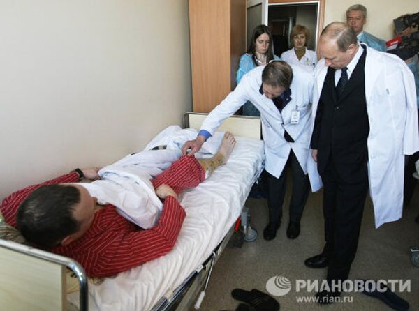 В.Путин навестил в Институте хирургии имени Вишневского пострадавших при теракте в Домодедово