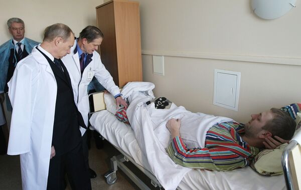 Путин навестил в Институте хирургии имени Вишневского пострадавших при теракте в Домодедово