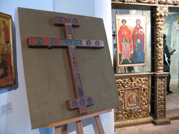 Выносной двусторонний запрестольный деревянный крест XVI века из Ростовского кремля