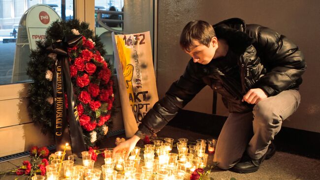 Возложение цветов на Московском вокзале в Санкт-Петербурге в память о жертвах теракта в аэропорту Домодедово