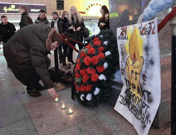 Возложение цветов на Московском вокзале в Санкт-Петербурге в память о жертвах теракта в аэропорту Домодедово