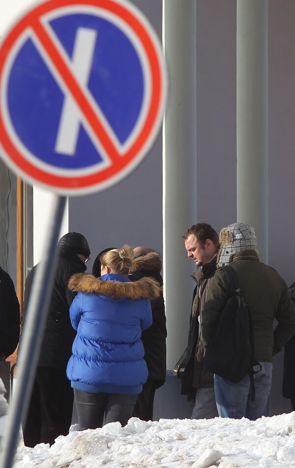 Опознание тел погибших в результате взрыва в аэропорту Домодедово в судебно-медицинском морге в Котляках