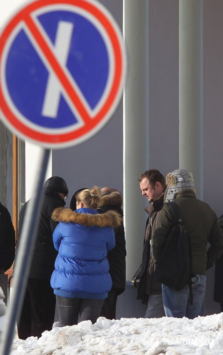 Опознание тел погибших в результате взрыва в аэропорту Домодедово в судебно-медицинском морге в Котляках