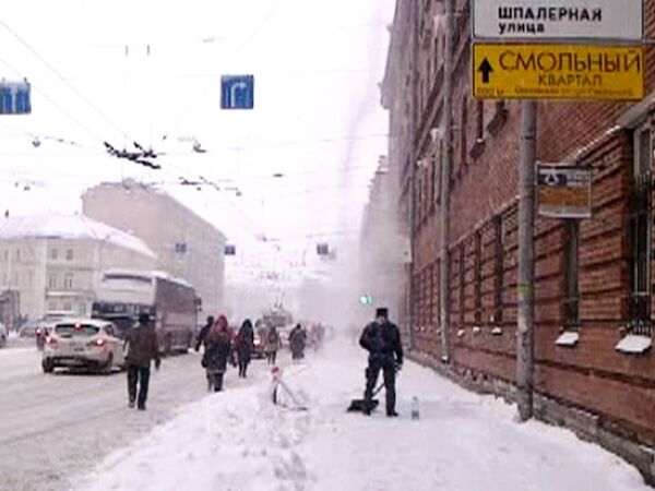 Чтобы не попасть под снег и сосульки с крыш Ленинграда горожане выходят на дорогу