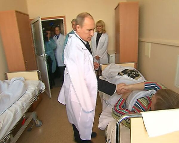 В институте хирургии Путину рассказали о травмах раненных при теракте