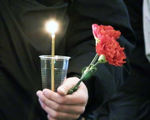 Петербуржцы зажгли свечи в память о жертвах теракта ровно в 16.32