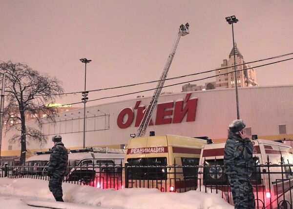 Обрушение кровли в сетевом магазине О'кей в Санкт-Петербурге
