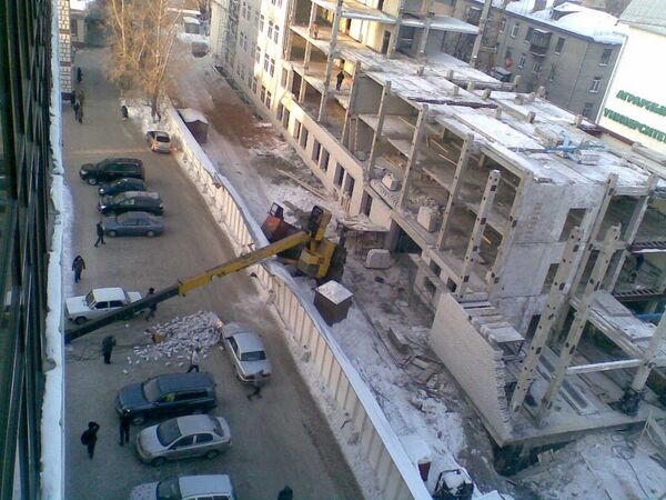 В Барнауле упал строительный кран