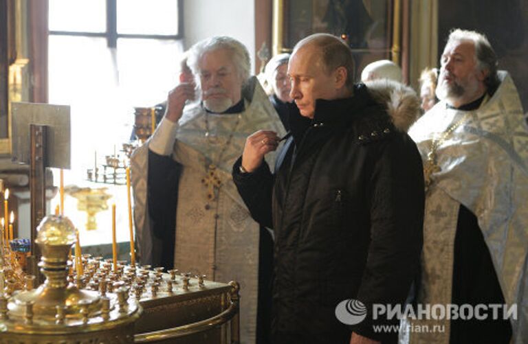 Премьер-министр РФ Владимир Путин посетил храм Троицы Живоначальной на Воробьевых горах