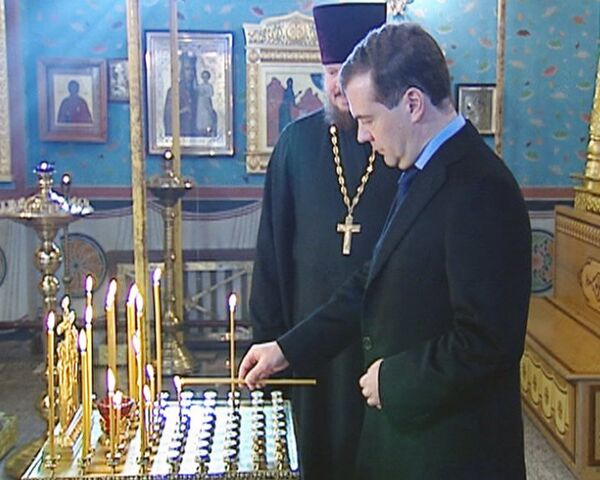 Медведев и Путин поставили в храмах свечи за упокой душ жертв теракта