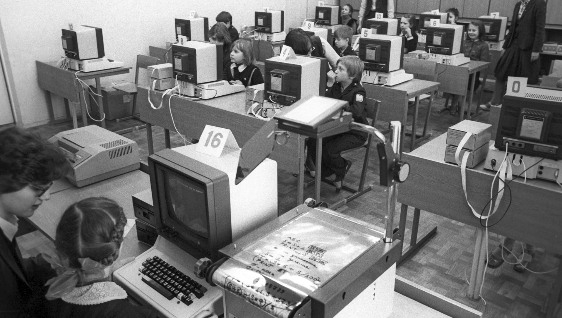 Информатика в каких институтах. Компьютеры в 80е в СССР. Компьютеры в школах в 90е. Старые компьютерные классы. Информатика в Советской школе.