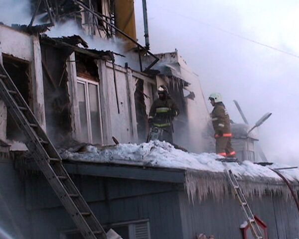 Пожарные девять часов тушили офисное здание в порту Мурманска