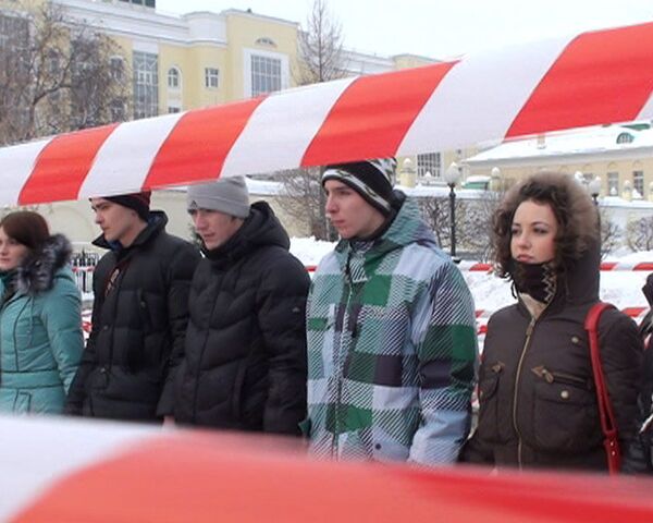 Студенты Екатеринбурга почтили память жертв теракта в Домодедово