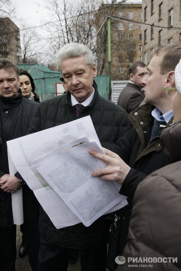 Мэр Москвы Сергей Собянин посетил место строительства детского сада в одном из московских дворов