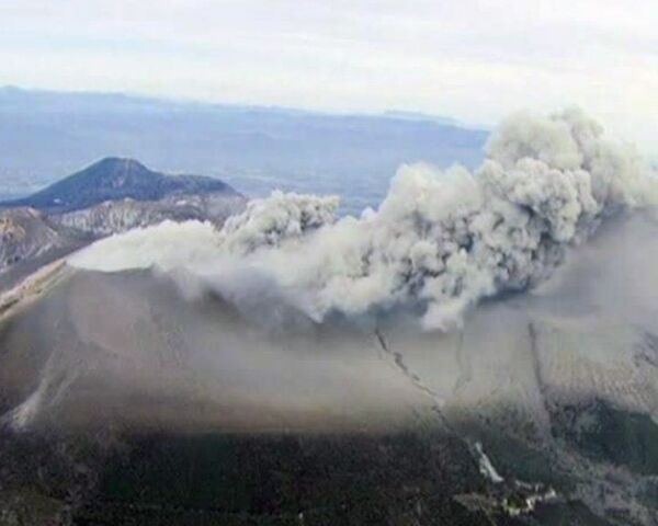 Столб из пепла и камней высотой 1,5 километра извергает вулкан в Японии