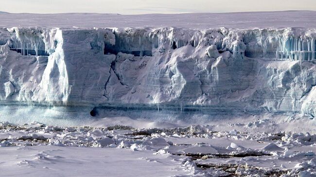 Российские ученые планируют проникнуть в озеро подо льдами Антарктиды