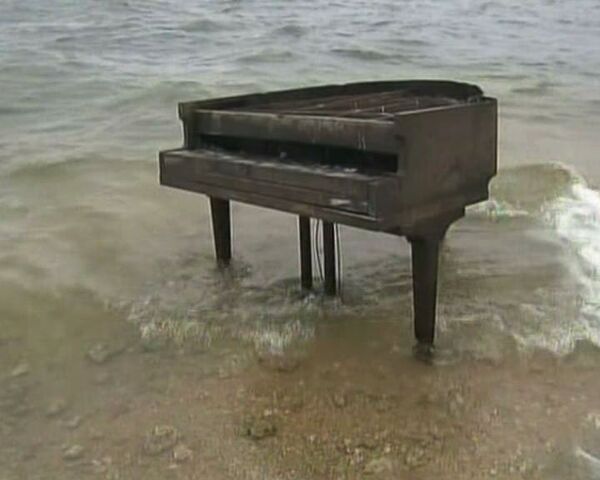 Бесхозный рояль обнаружили жители Майами на одном из городских пляжей