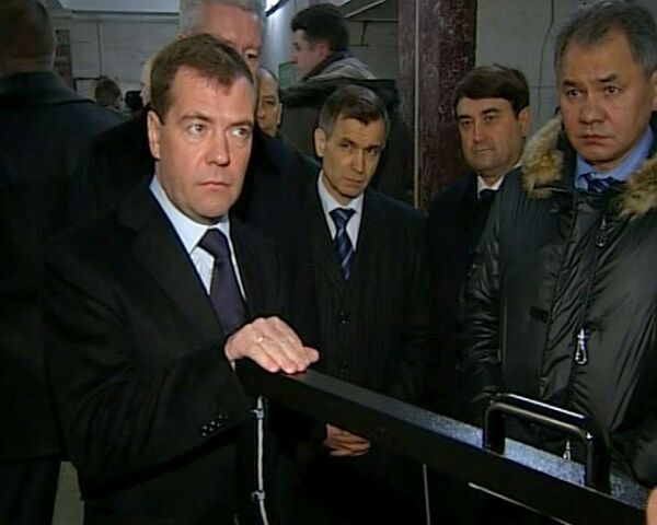 Медведев спустился в московское метро, чтобы убедиться в его безопасности