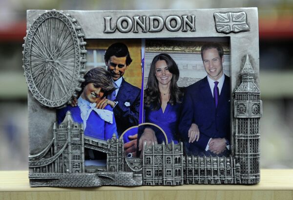 Сувениры, выпущенные к предстоящей свадьбе британского принца Уильяма и его невесты Кэтрин Миддлтон 